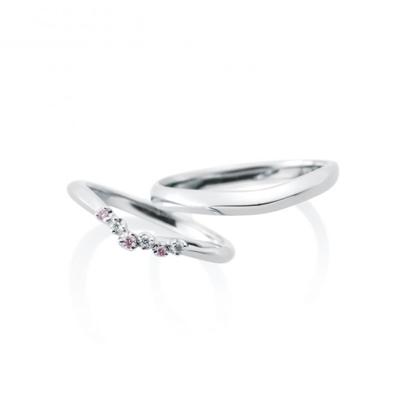 ピンクダイヤモンドがアクセント、V字カーブが手指をきれいに見せる結婚指輪。