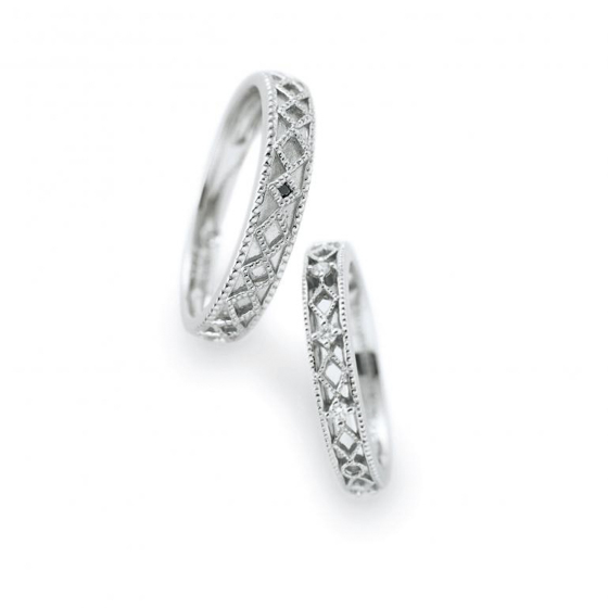 男性用結婚指輪にはブラックダイヤモンドがセッティングされ洗練された雰囲気。