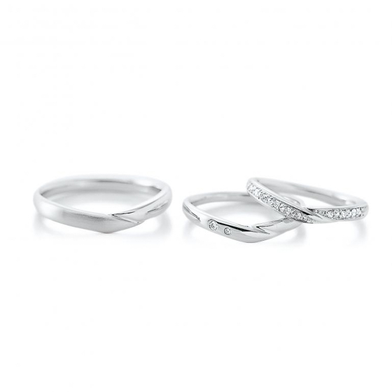 女性用結婚指輪はメレダイヤモンドの有無が選べ、シンプルにもゴージャスにも楽しめる。男性用結婚指輪はマット加工（つや消し）アレンジも人気。