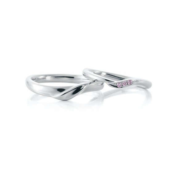 ピンクダイヤモンドとマット加工がオシャレな結婚指輪。