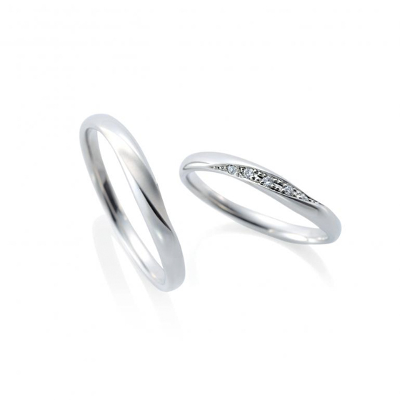 婚約指輪とダイヤモンドのラインがお揃いの結婚指輪。男性用結婚指輪もシンプル過ぎず人気。