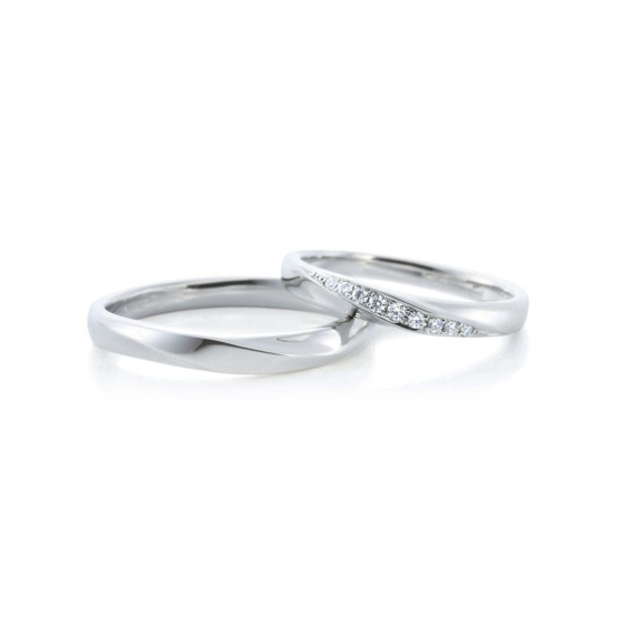 斜めにメレダイヤモンドが留められた結婚指輪デザインは不動の人気。上品で大人っぽい印象に。