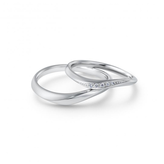 緩やかなS字ウエーブがきれいな結婚指輪。