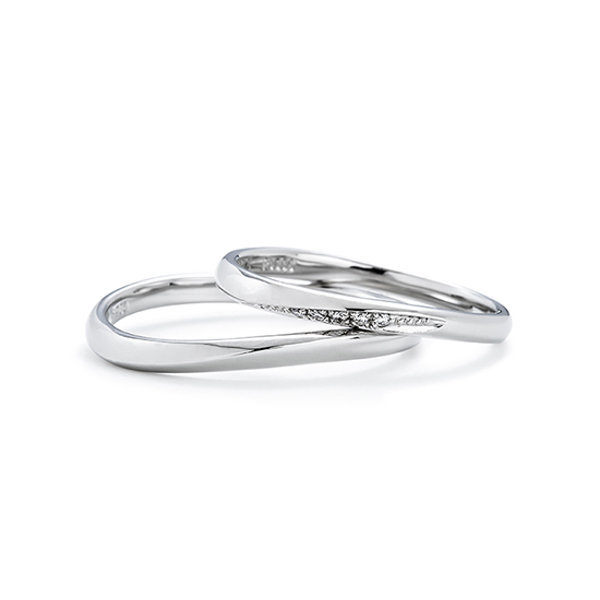 緩やかなＳラインで男性でもつけやすい結婚指輪です。レディースには斜めに入ったダイヤモンドが印象的です。