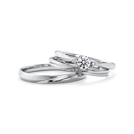 ストレートラインで綺麗にセット出来る婚約指輪と婚約指輪のセットリング。