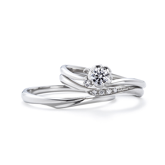 お花のような婚約指輪と葉っぱを思わせるようなデザインが特徴的なキュートなセットリング。