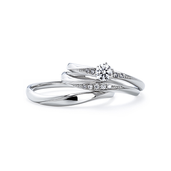 ダイヤモンドの留め方がお揃いの婚約指輪と結婚指輪のセットリング。