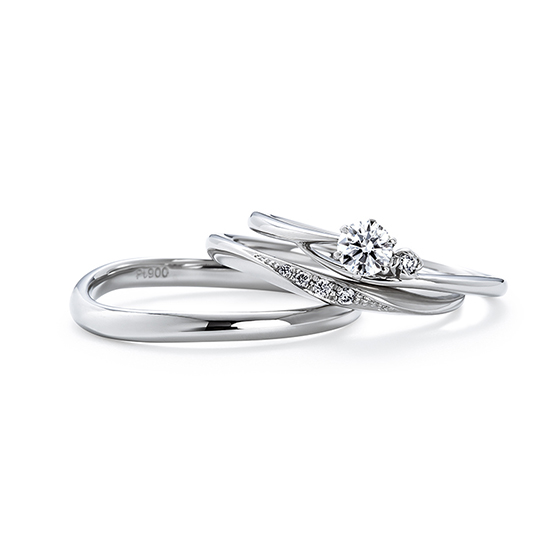 綺麗にラインが重なる婚約指輪と結婚指輪のセットリング。