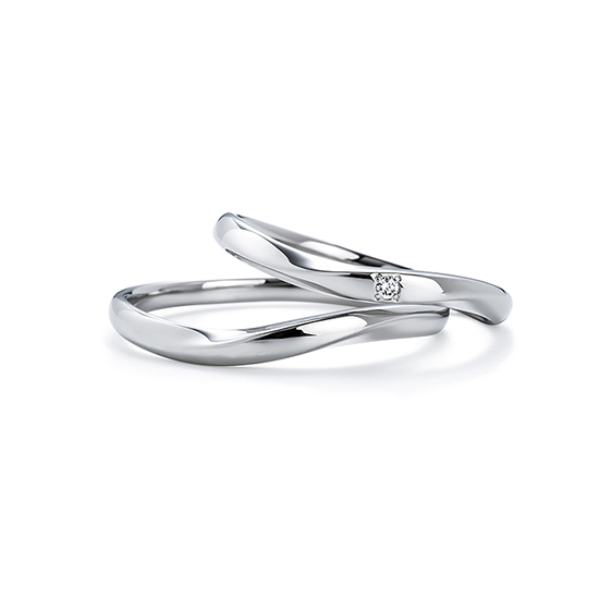 ウェーブラインに合わせてサイドにエッジを施した人気の結婚指輪。