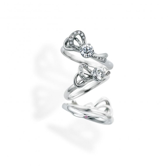 リボンモチーフがとっても可愛い婚約指輪。2WAY仕様で華やかにもシンプルにも楽しめるデザイン。