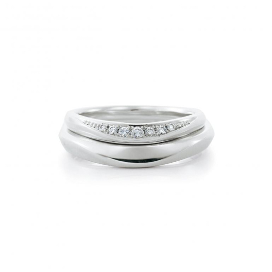 緩やかなウエーブラインの結婚指輪。女性用結婚指輪はメレダイヤモンドがグラデーションになりU字を演出。指がきれいに見えます。