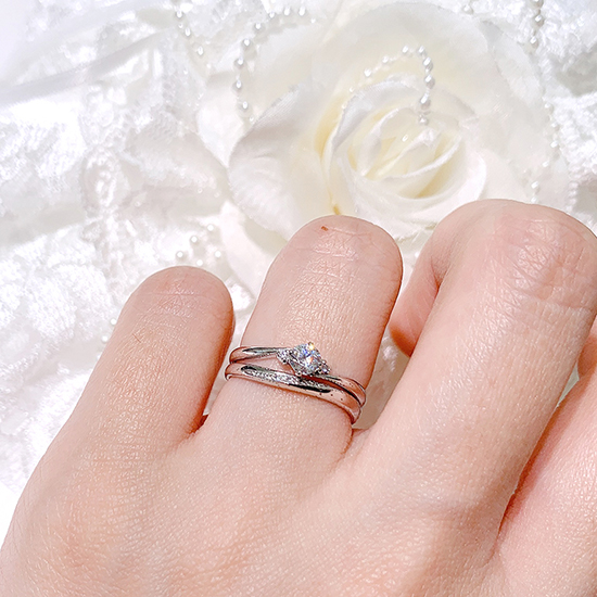 婚約指輪と結婚指輪を重ねると、部分的に隙間が空いて軽やかな印象に。