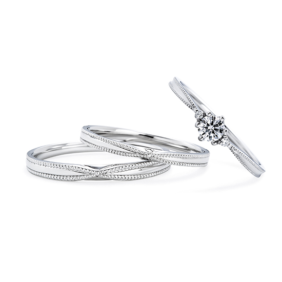 婚約指輪と結婚指輪のセットリング。結婚指輪も中央がシェイプしているので綺麗に重なります。