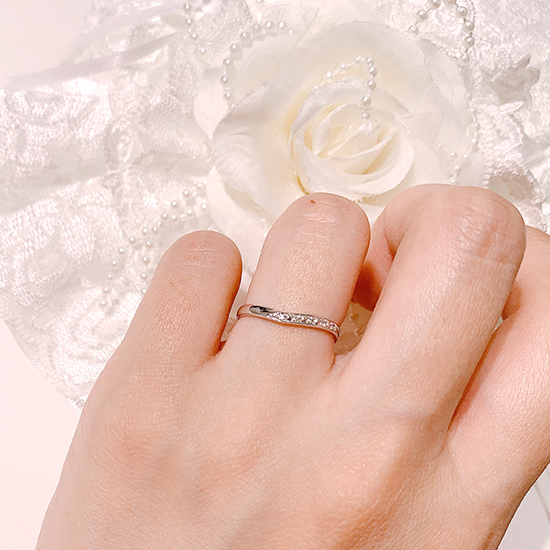 片側のみダイヤモンドをあしらった華やかさのある結婚指輪。
