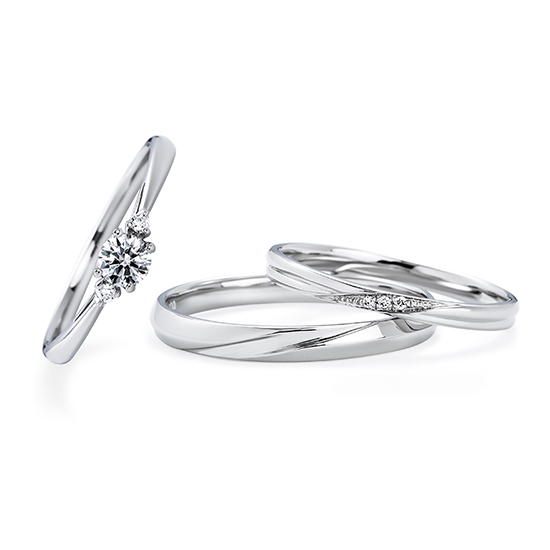 シンプルながら流れるように斜めにデザインされた結婚指輪はお指をすっきりとした印象に見せてくれますｃ