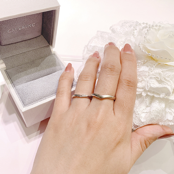 絶妙にデザインされたVラインの結婚指輪。リングのボリューム感・カーブ具合、ダイヤモンドのセット等全てパーフェクトな結婚指輪です。