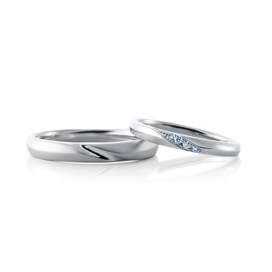 流れる様にアイスブルーダイヤモンドがセッティングされ、可愛らしさと爽やかさを感じられる結婚指輪です。