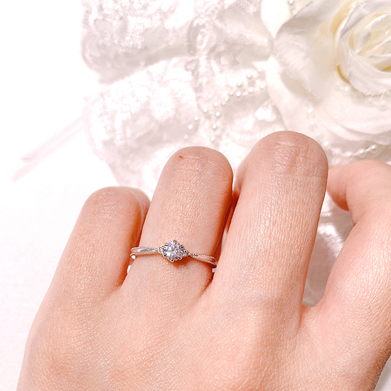 中央に向かってシェイプした婚約指輪デザインは可愛らしい印象。