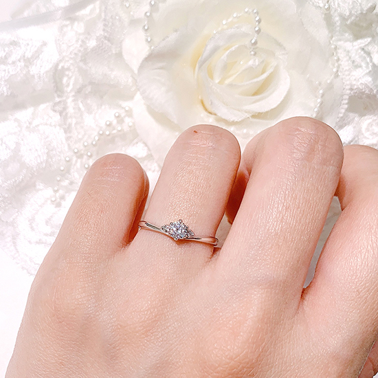 サイドにメレダイヤモンドが1粒ずつあしらわれたデザインは、多くの女性から愛されいるデザインです。