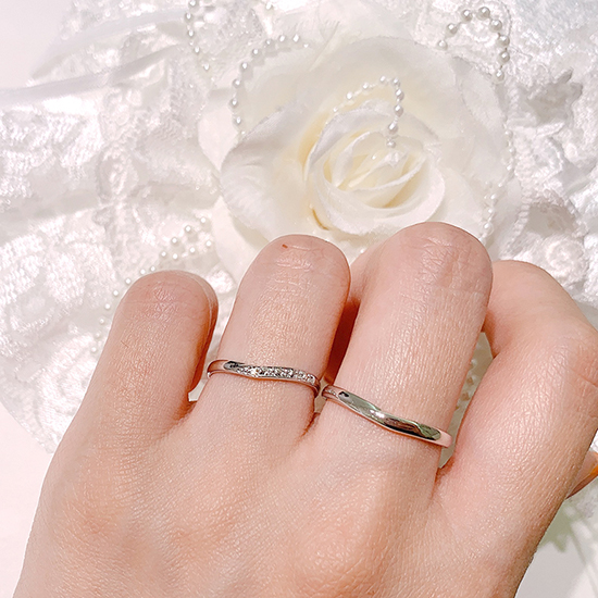 V字ラインの結婚指輪は縦長効果があり指を細く見せてくれます。