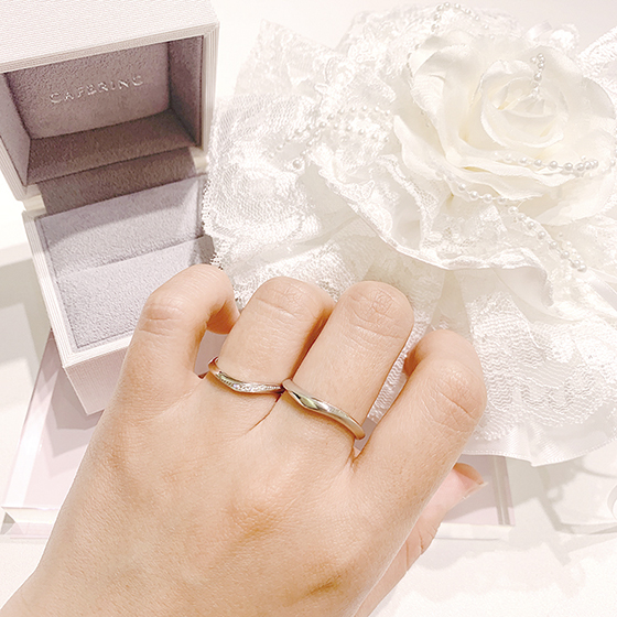 人気のウェーブラインの結婚指輪です。流れる様にセットされたメレダイヤモンドが上品な印象を与えてくれる結婚指輪です。