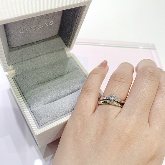 婚約指輪とのセットライン。小指側から中指側へ下がるメレダイヤモンドのデザインが連動しているのが魅力。いつでもセットでつけたいセットリングです。