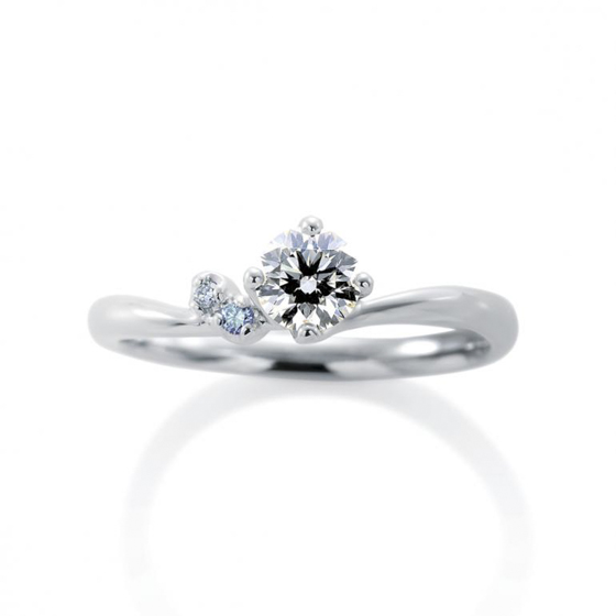 柔らかなウェーブリングに鮮やかなブルーカラーでバランスの良い婚約指輪です。