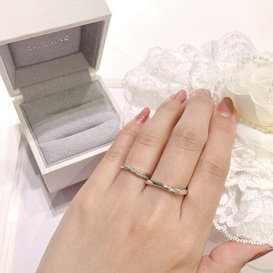 結婚指輪はダイヤモンドの輝きをしっかりと感じられるタイプです。