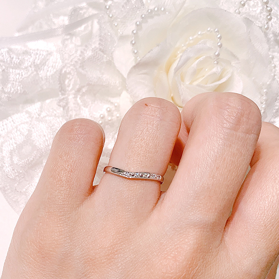 それぞれのダイヤモンドの間に、泡玉という加工が施された細身でもゴージャスな結婚指輪です。