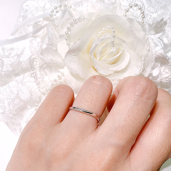 結婚指輪1本で身に着ける際の身に着けやすさも兼ね備えたマリッジリングです。