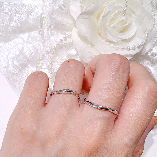 セットリングの婚約指輪との重ね付けもお勧めです。お出かけ仕様で、華やかさがプラスされます。