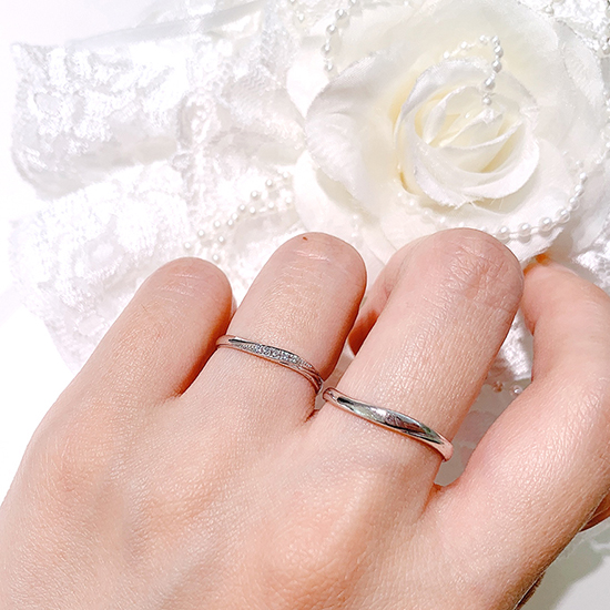 セットリングの婚約指輪との重ね付けもお勧めです。よりゴージャスなお手元に演出します。