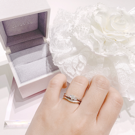結婚指輪と婚約指輪のセットリング。ウェーブラインを揃えピッタリ合わせて付ける事が出来るセットリングです。