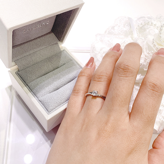 セットの婚約指輪です。絞られたデザインが繊細な女性らしい印象に。