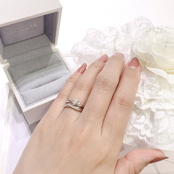 婚約指輪と結婚指輪のセットリングです。どちらも動きのあるリングがよりそれぞれのデザインを引き立ててくれます。