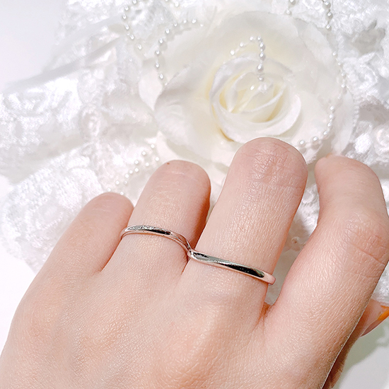 斜めラインの特長がある結婚指輪は男女ともに人気があります。
