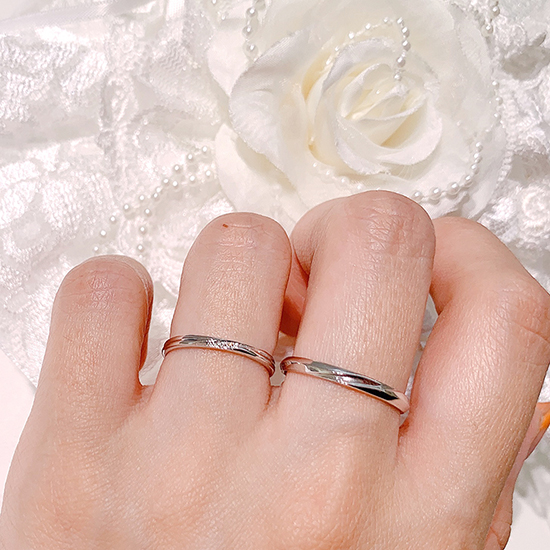 セットリングの婚約指輪との重ね付けもお勧めです。細身なので手軽に重ね付けをお楽しみ頂けます。