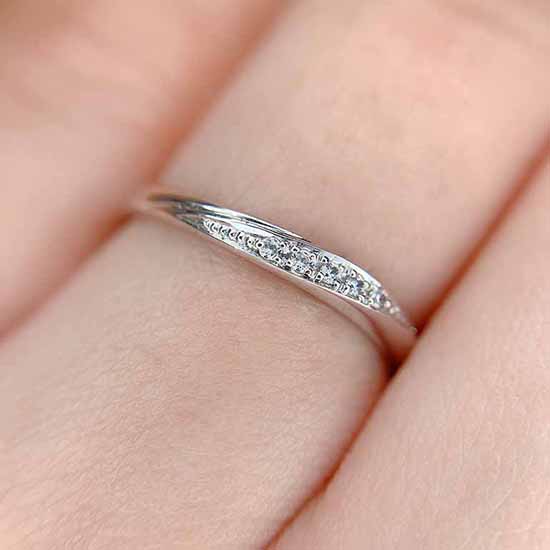 幅いっぱいの大きさのダイヤモンドが華やかさのある結婚指輪です。