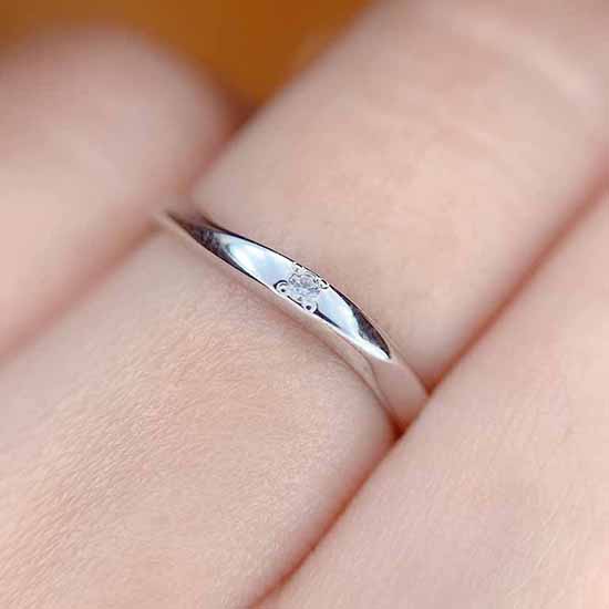 ウェーブがはっきりとしたデザインで、結婚指輪の存在感をしっかり感じられます。