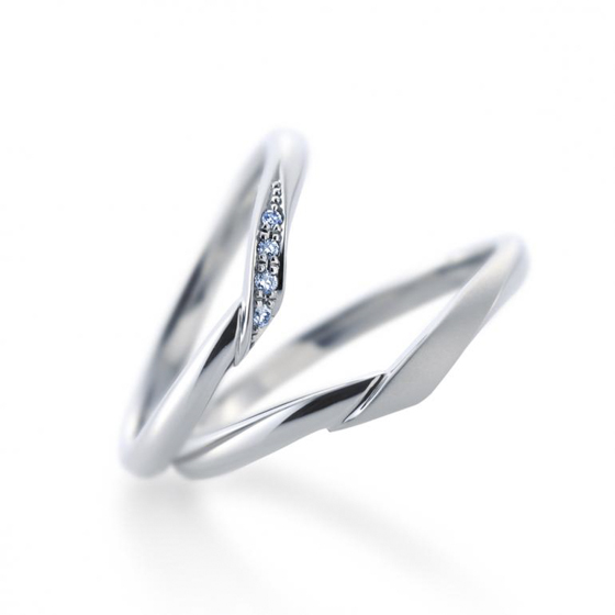 細身のV字カーブが手指をきれいにみせる結婚指輪。