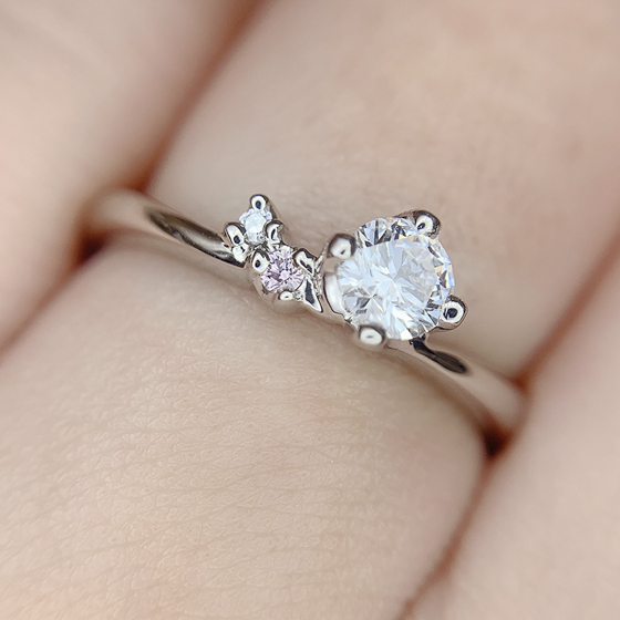 花びらのように寄り添うピンクとホワイトのダイヤモンドが可愛らしいデザインです。