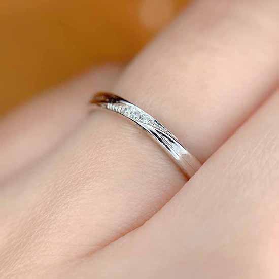 控えめなダイヤモンドが身に着けやすい結婚指輪デザイン。