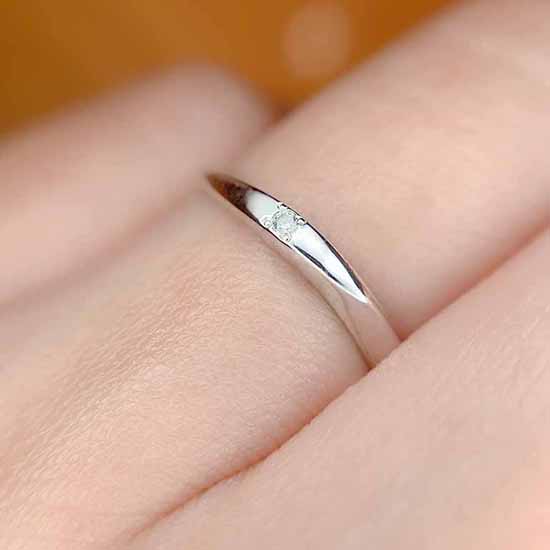 1石のダイヤモンドがさりげなく輝く結婚指輪です。