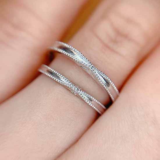 細身ではありながらもデザインに魅力が詰まりとってもお洒落な結婚指輪です。