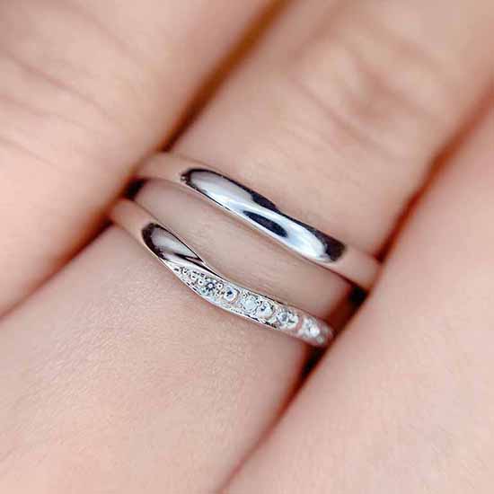 ダイヤモンドを多くあしらった華やかな結婚指輪。メンズはシンプルで着けやすいと人気。