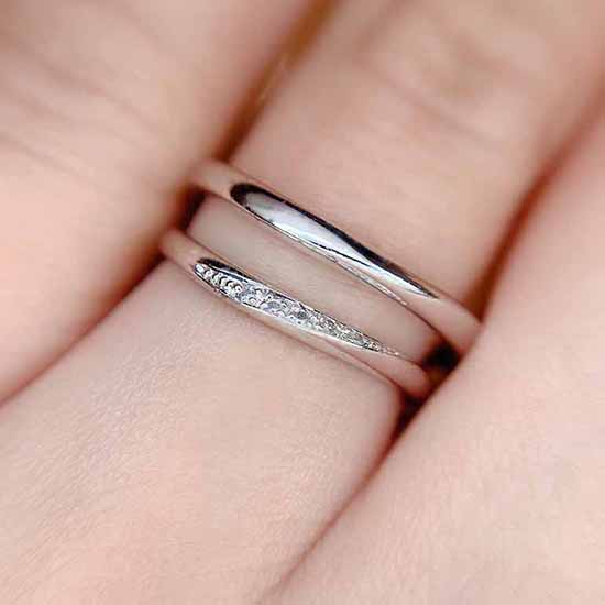 ダイヤモンドは多すぎず少なすぎず、とても身に着けやすい結婚指輪デザインです。