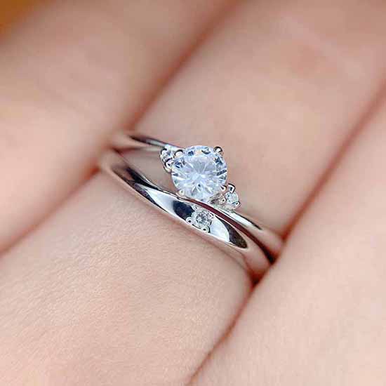 重ねた際に結婚指輪の中央が少し横にずらして、ぴったりと重なります。