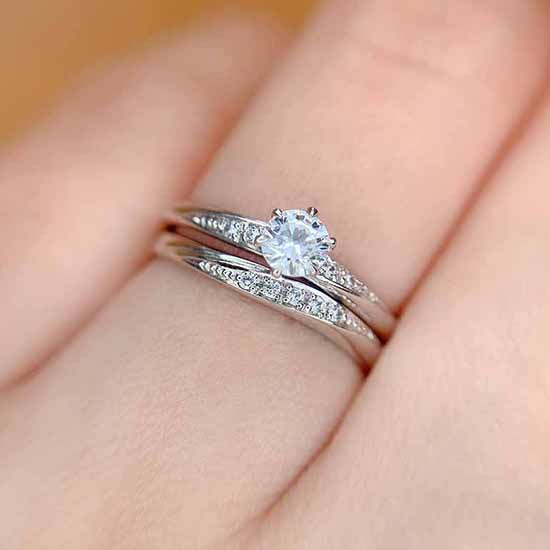 正面から見ると、婚約指輪・結婚指輪に贅沢に施されたメレダイヤモンドが華やかです。