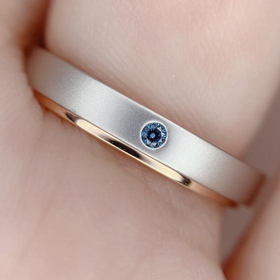 ブルーの色味は隠しポイントにしても良し、表面に見せても良しの様々な表情を楽しめる結婚指輪です。