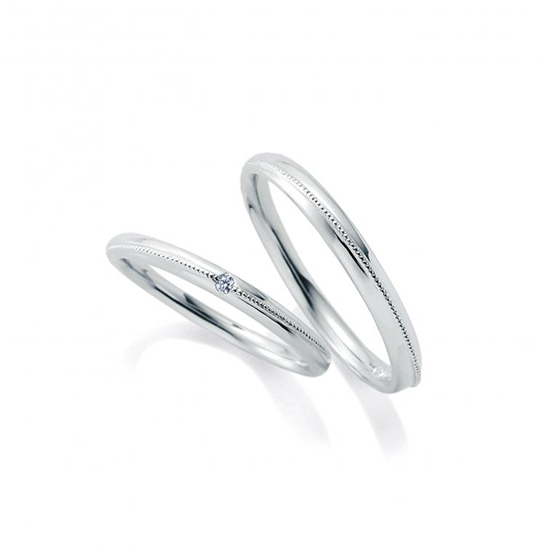 ストレートラインのシンプルな結婚指輪。斜めにミル打ち（ミルグレイン）が施されたおしゃれな印象。